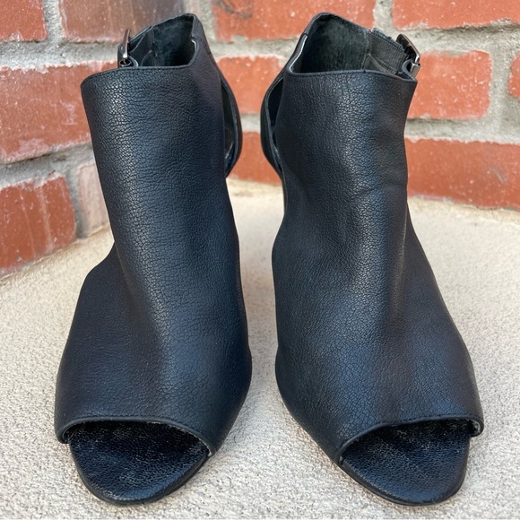 Vince Camuto Omally black leather peep toe 4” heels - Sz 9 - Picture 3 of 9